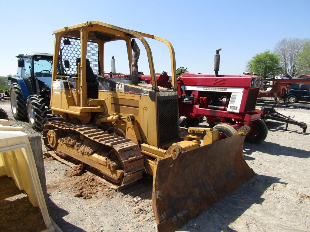 D3C SERIES III CATERPILLAR DOZER - SHOWING 555 HOURS