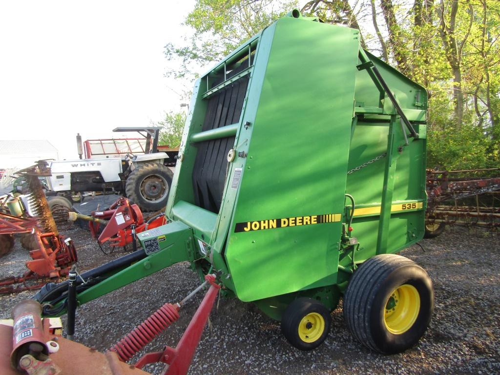 535 JOHN DEERE HAY ROLLER W/ MONITOR - VERY NICE