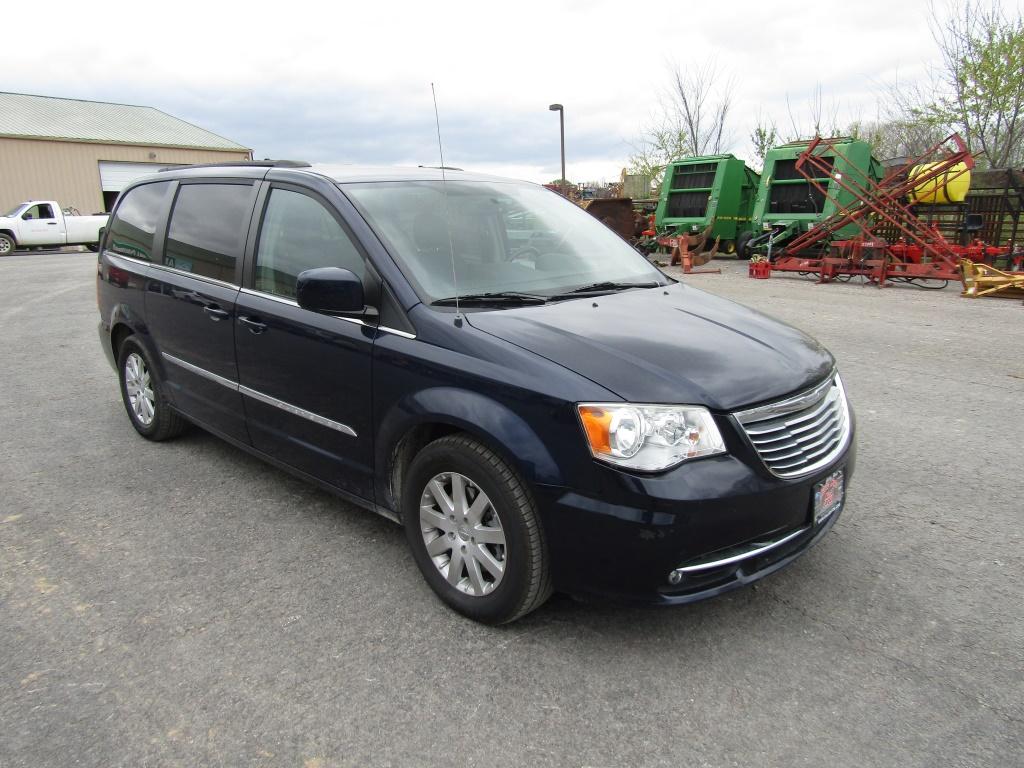 2015 CHRYSLER TOWN AND COUNTRY VAN W/ TITLE