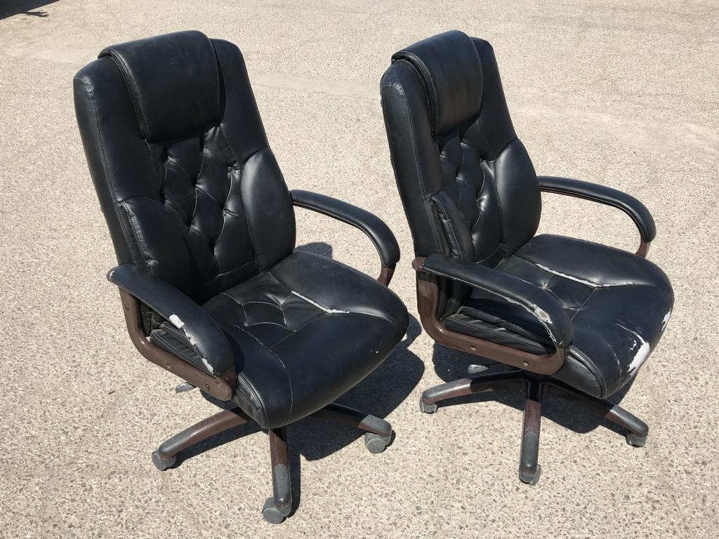 2pcs of Black / Brn Rolling Office Chairs