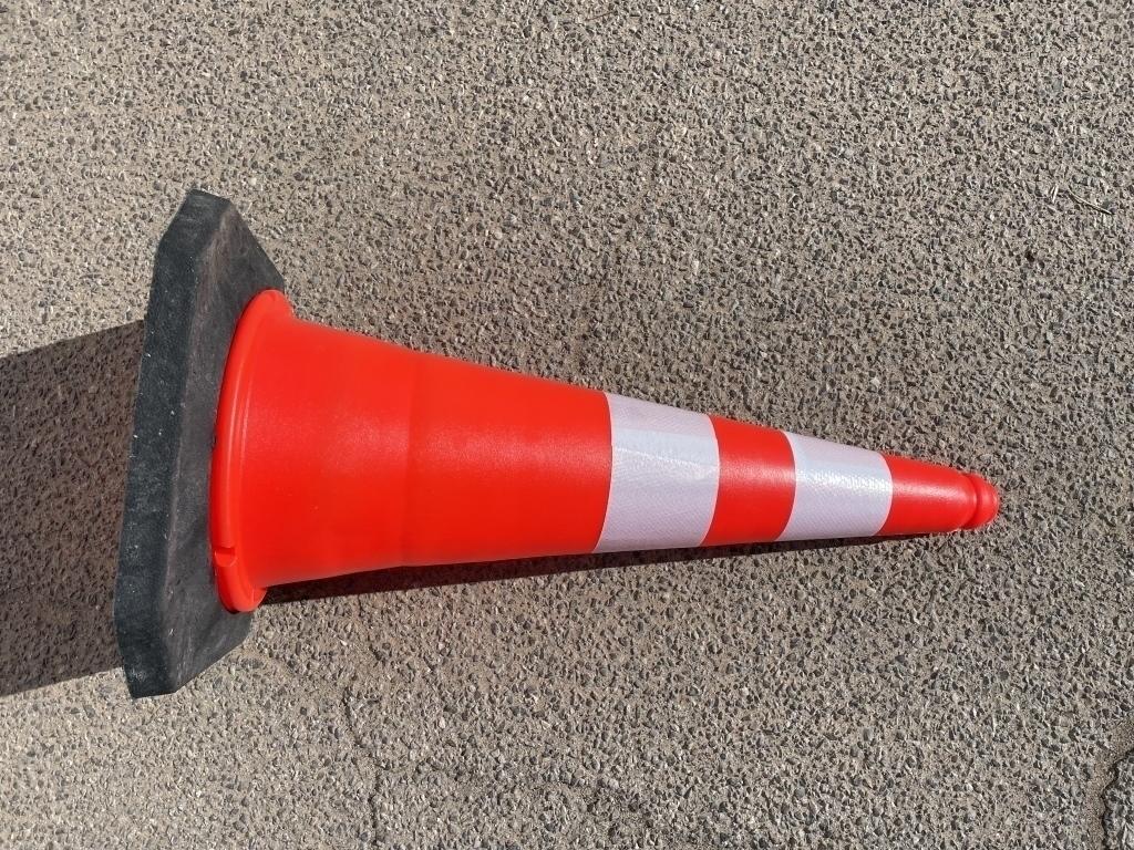 UNUSED (50)pcs Construction Safety Traffic Cones