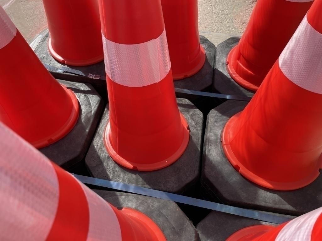 UNUSED (50)pcs Construction Safety Traffic Cones