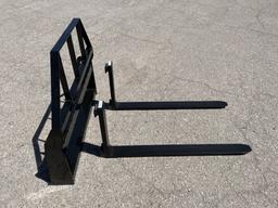 UNUSED Skid-Steer Pallet Fork Attachment,49" Forks