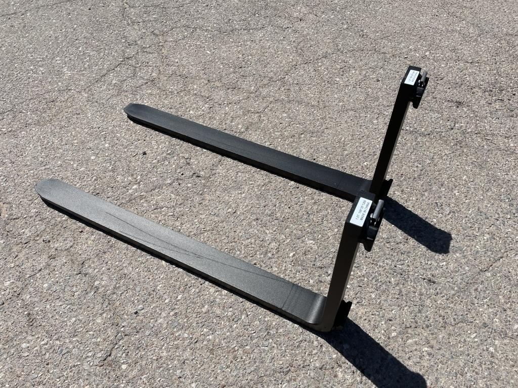 UNUSED Skid-Steer Pallet Fork Attachment,49" Forks