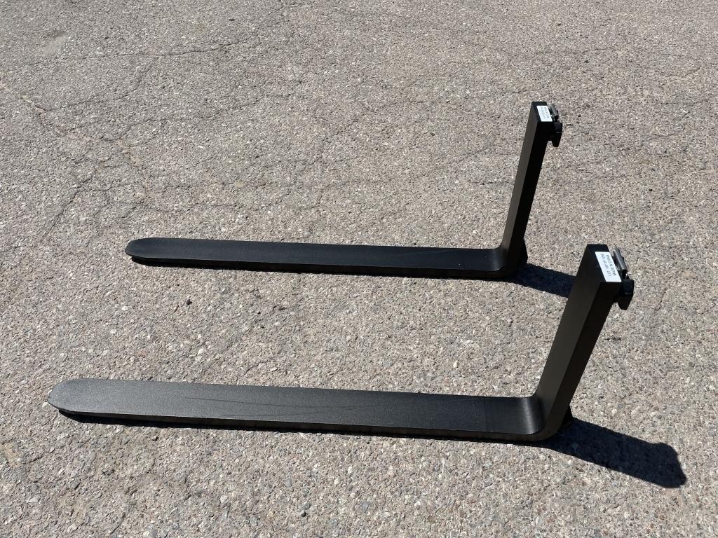 UNUSED Skid-Steer Pallet Fork Attachment,49" Forks