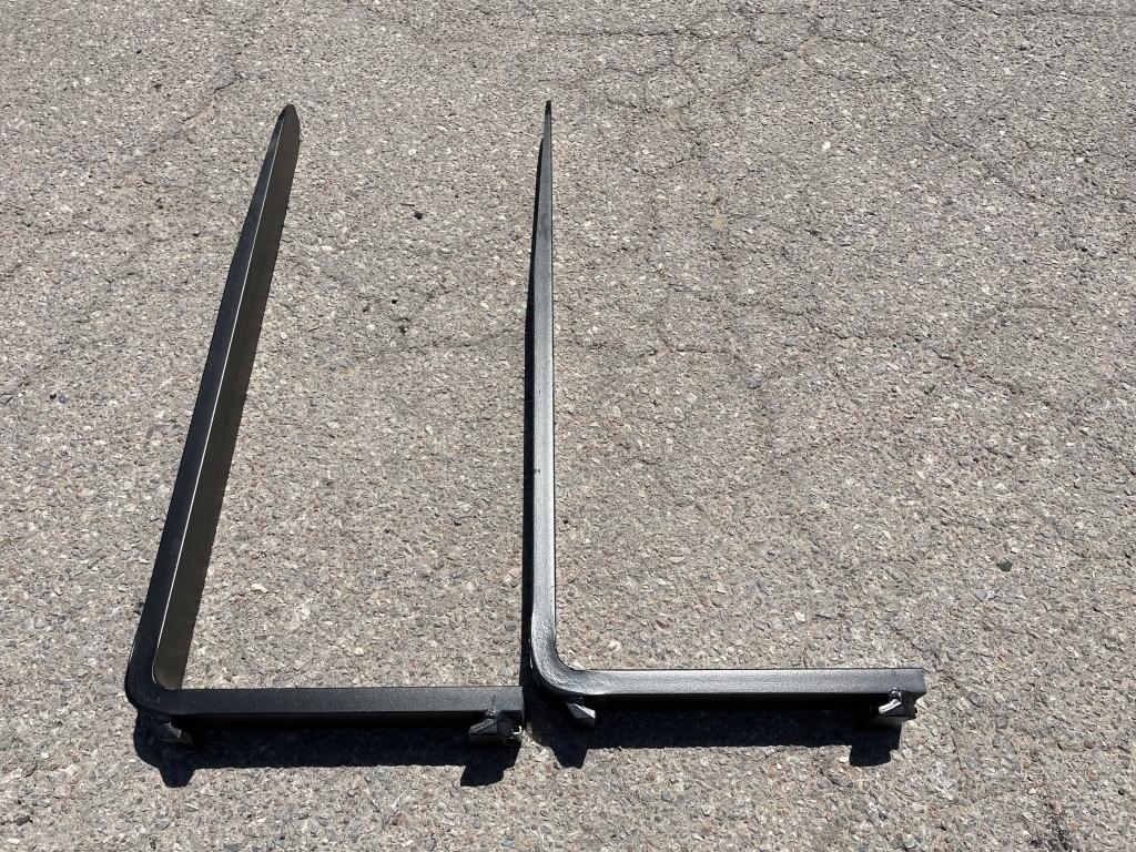 UNUSED Skid-Steer Pallet Fork Attachment,49" Forks