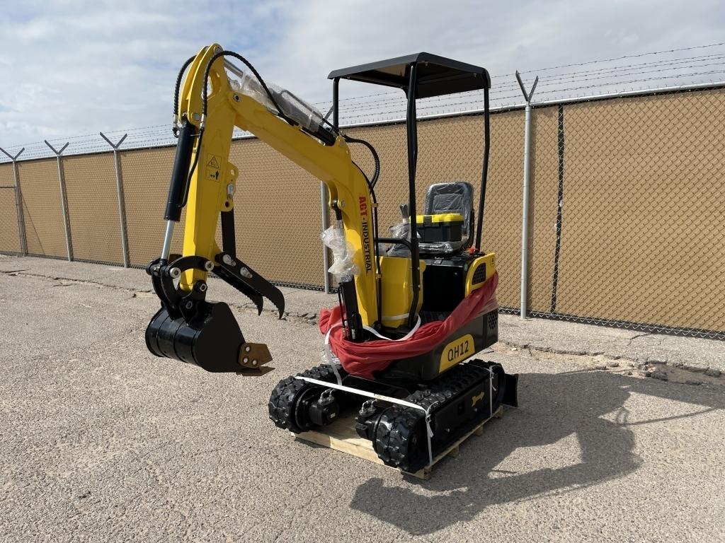 UNUSED 2023 AGT 13.5HP Gas Mini-Excavator QH12