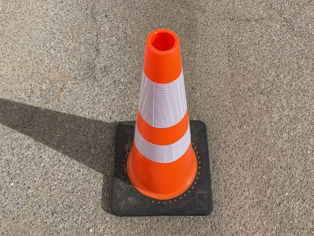 UNUSED (50)pcs Construction Safety Traffic Cones