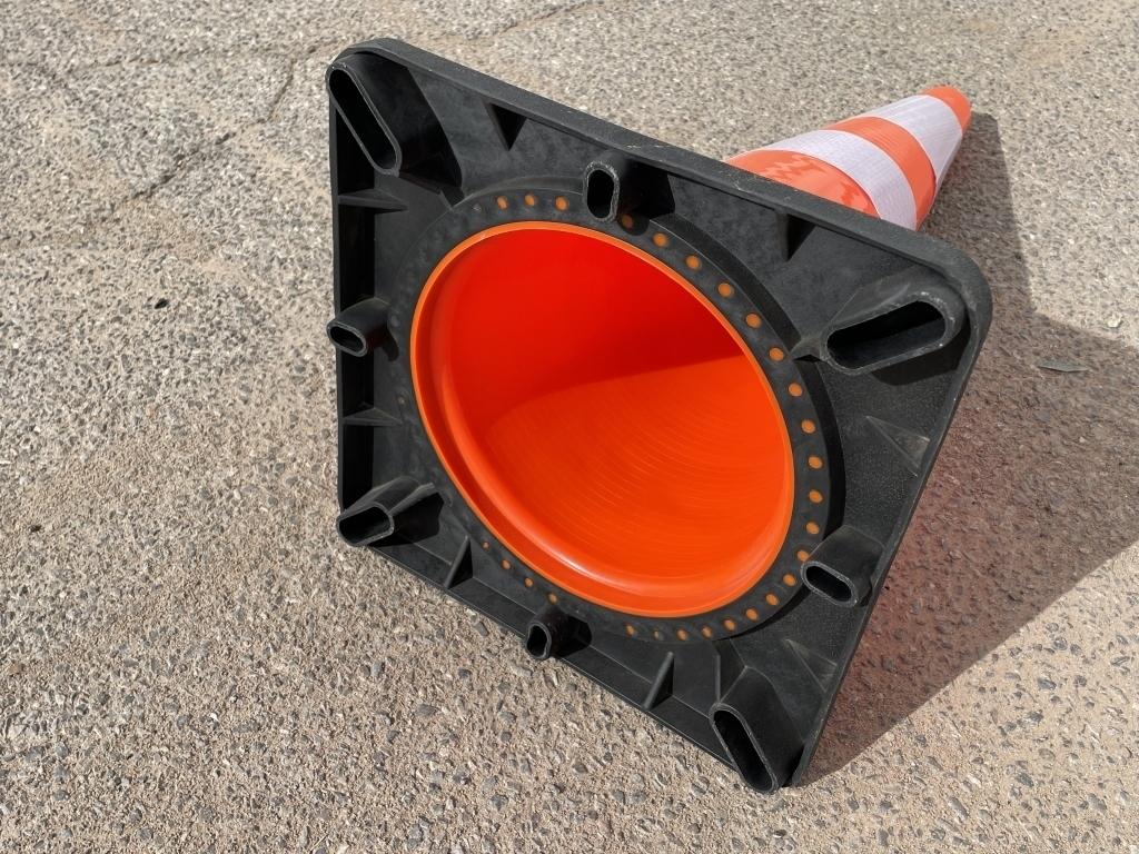 UNUSED (50)pcs Construction Safety Traffic Cones