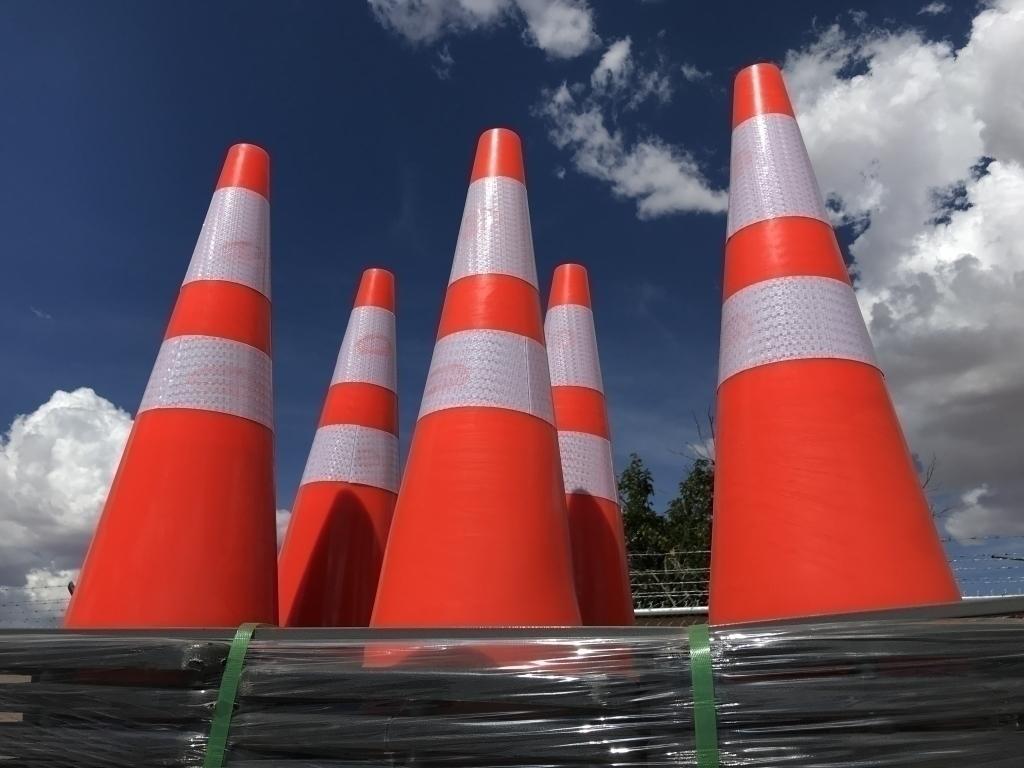 UNUSED (50)pcs Construction Safety Traffic Cones