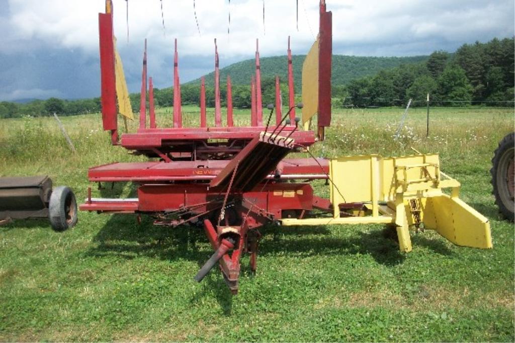 NH 1033 Stackliner Bale Wagon