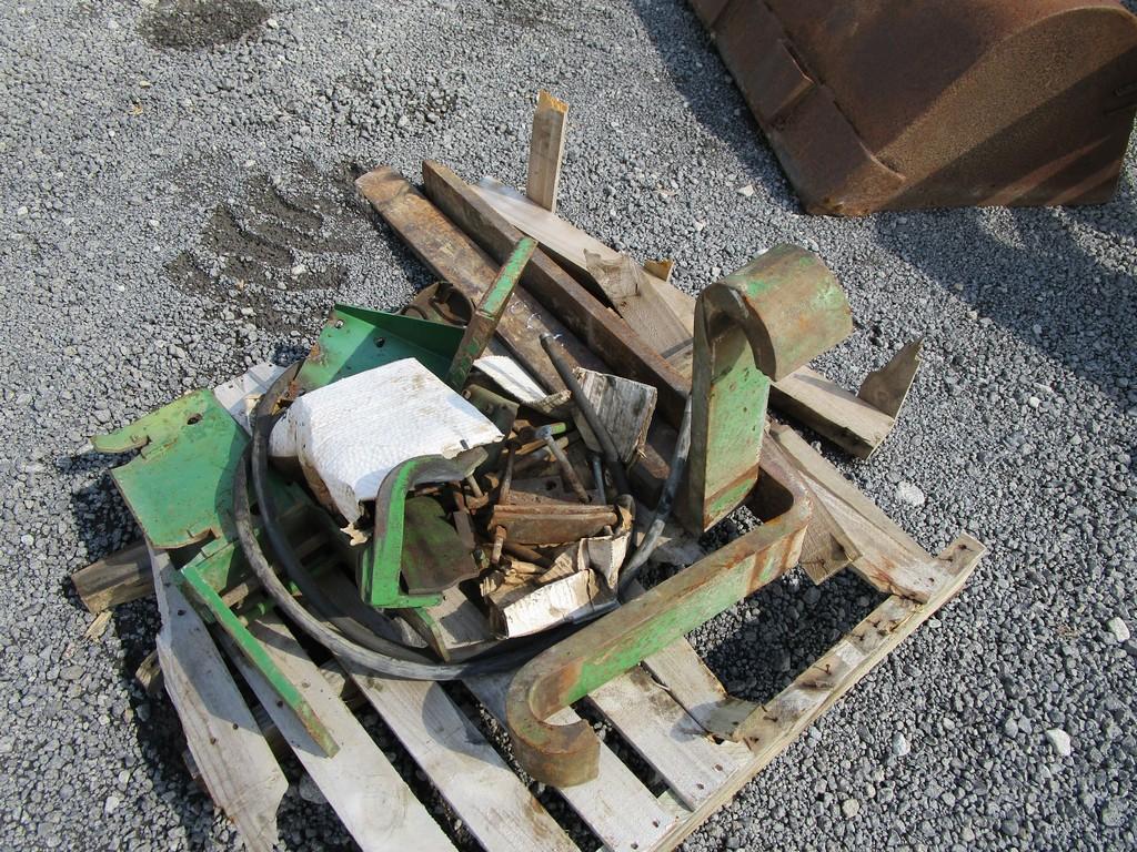 JOHN DEERE 46 LOADER W/ BUCKET + FORKS