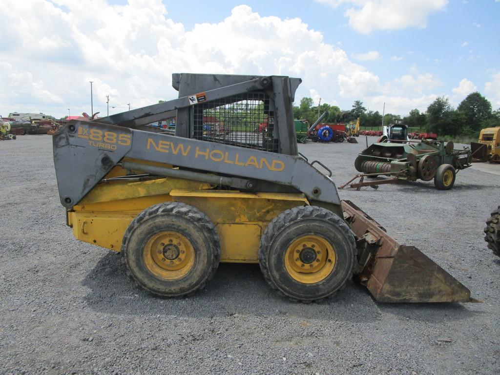 NEW HOLLAND LX885 SKIDSTEER