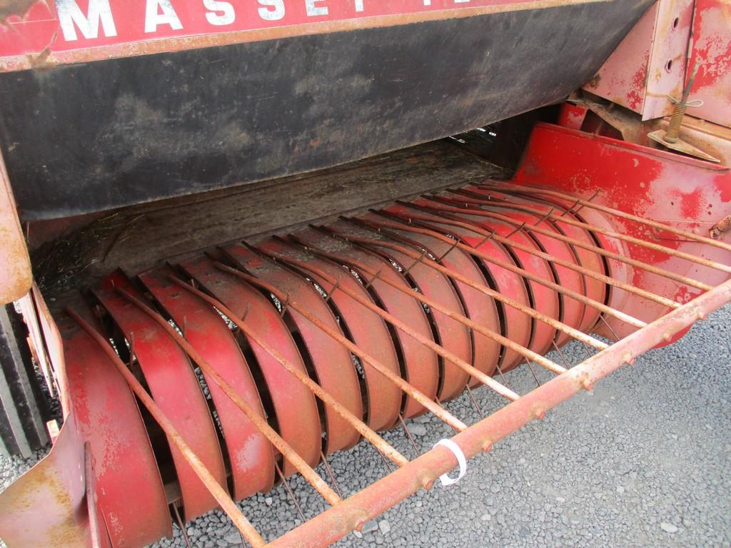 MASSEY FERGUSON 124 SQ BALER