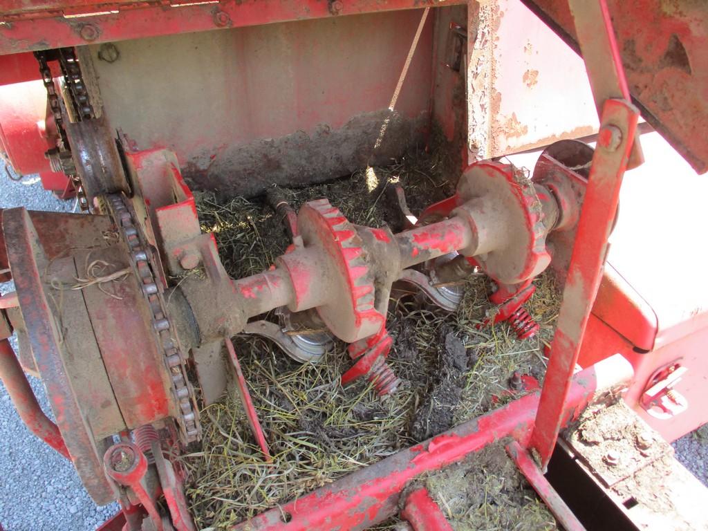 MASSY FERGUSON 724 SQ BALER