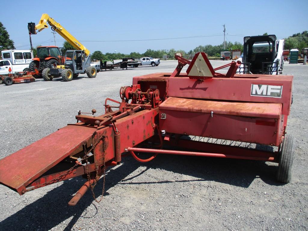 MASSY FERGUSON 124 SQ BALER