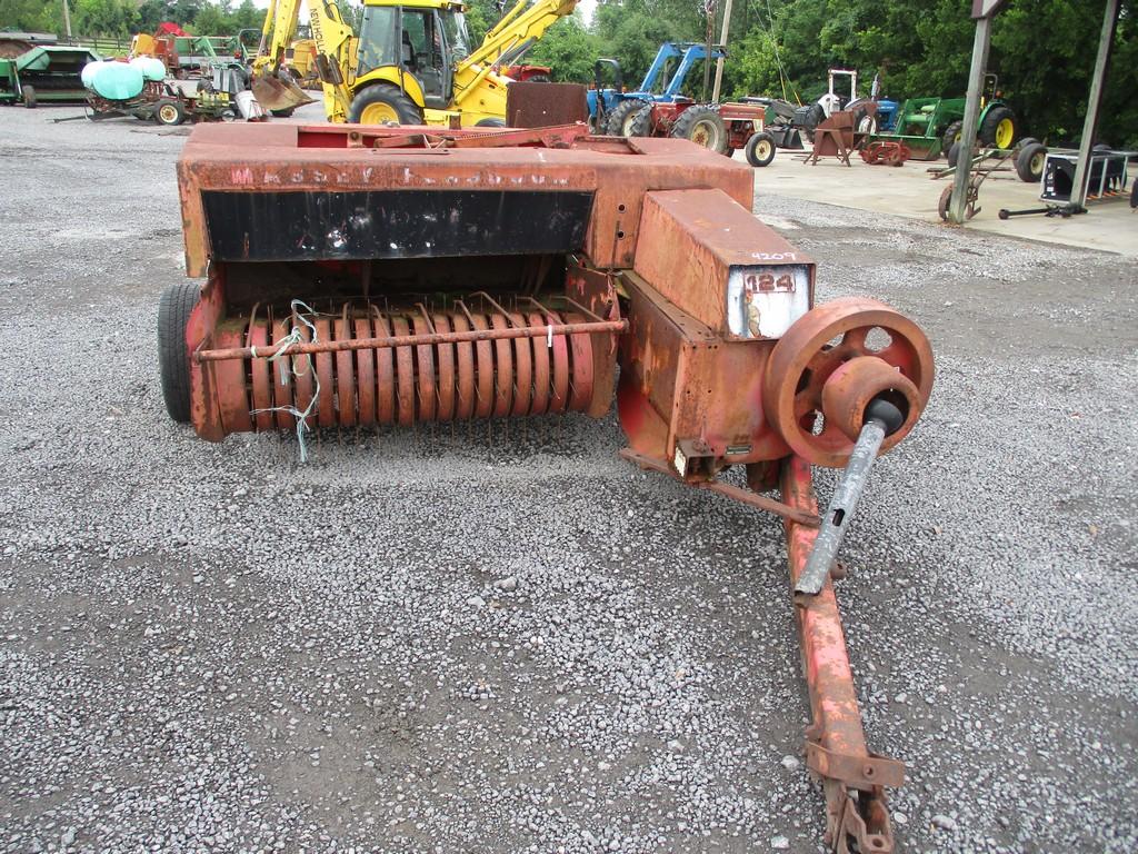 MASSEY FERGUSON 120 SQ BALER