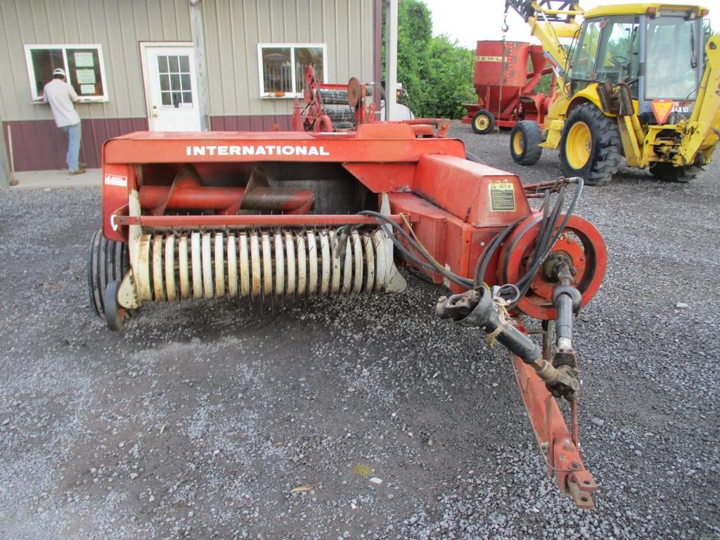 IH 445 SQ BALER W/ KICKER