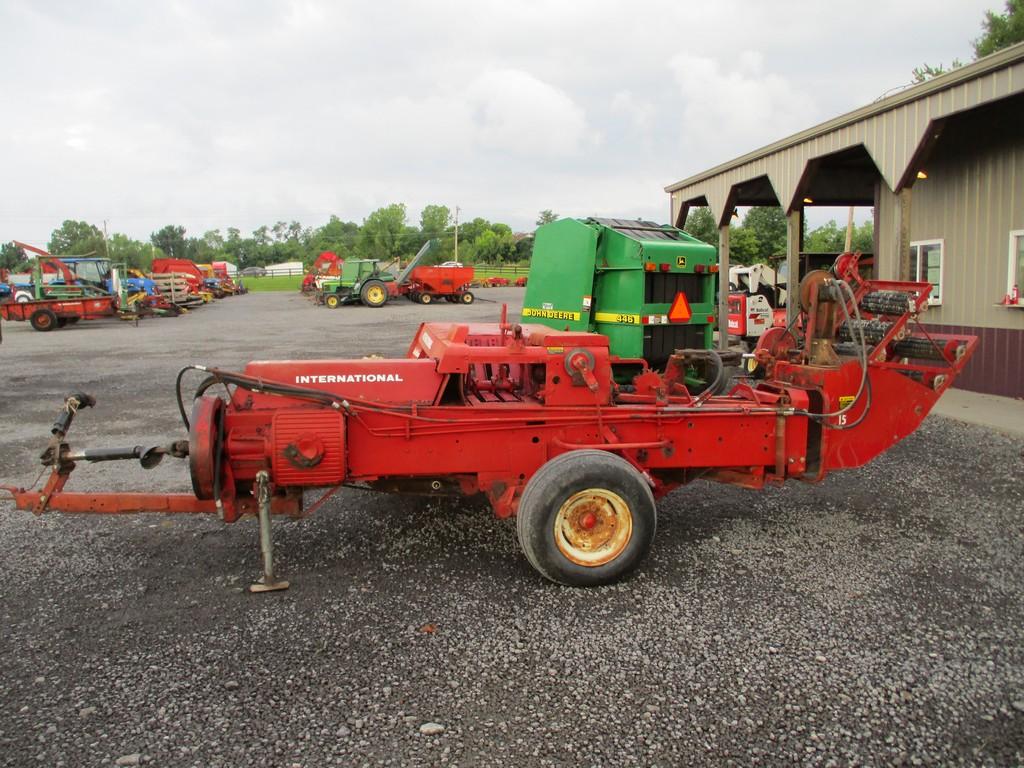 IH 445 SQ BALER W/ KICKER