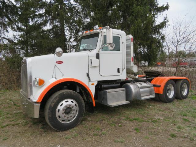 2009 Peterbilt 367 Tandem Axle Semi Truck / Tractor