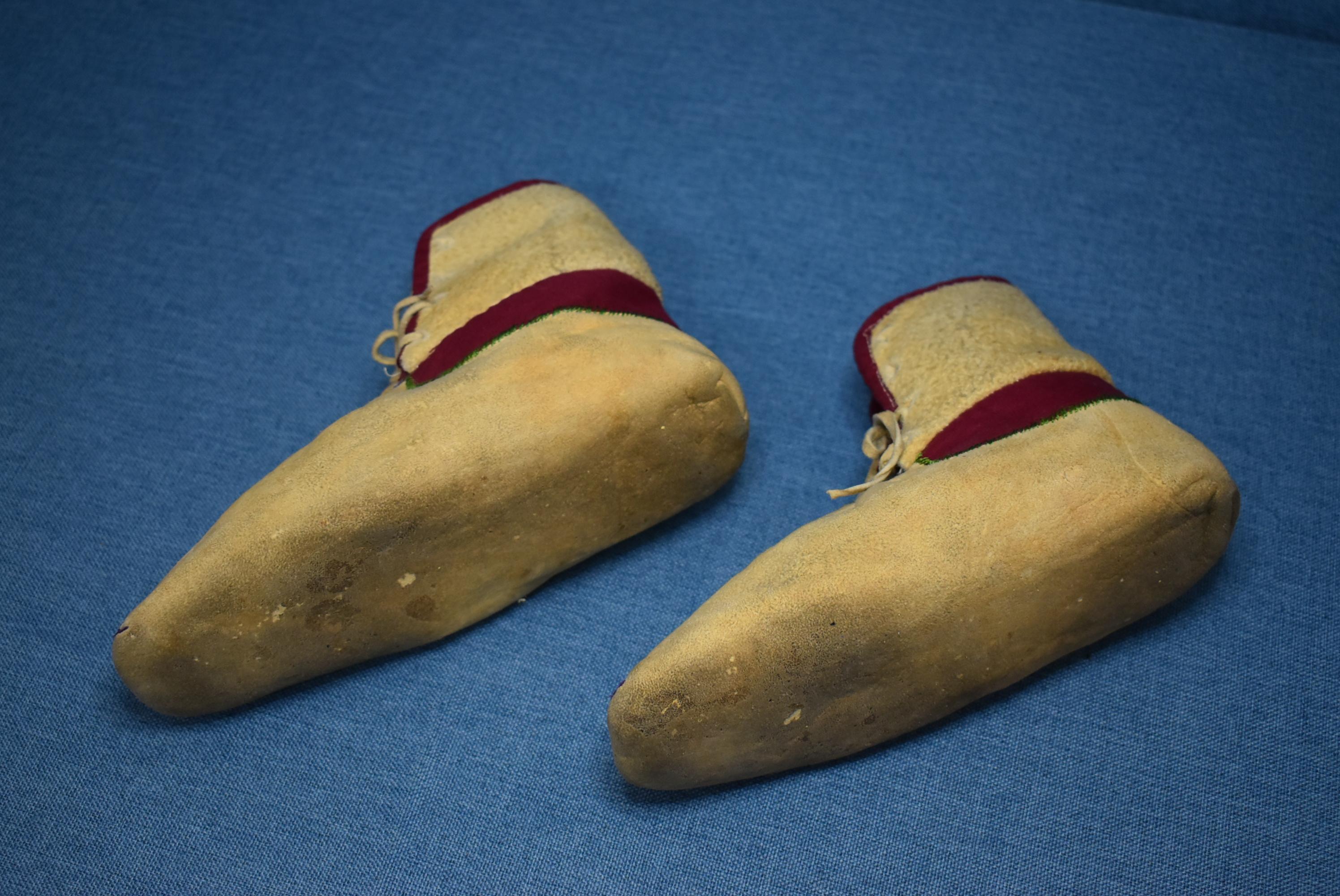 EARLY METIS MOCCASINS!