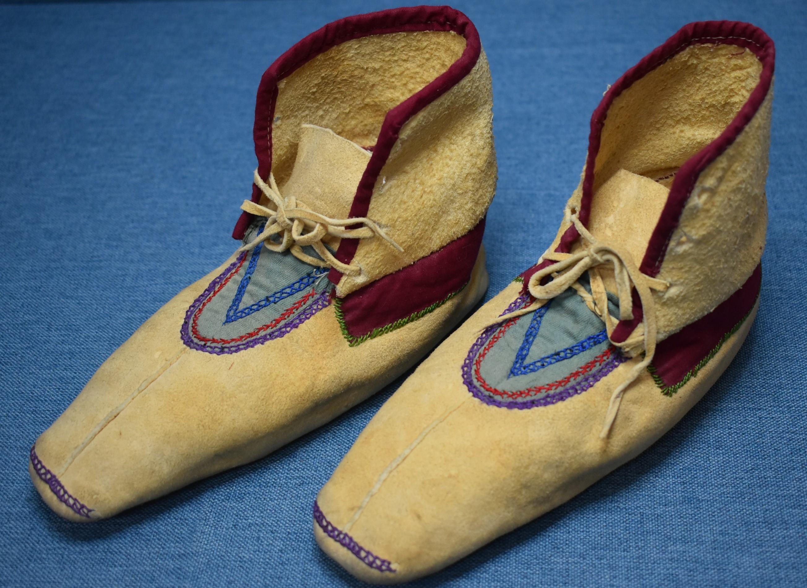 EARLY METIS MOCCASINS!