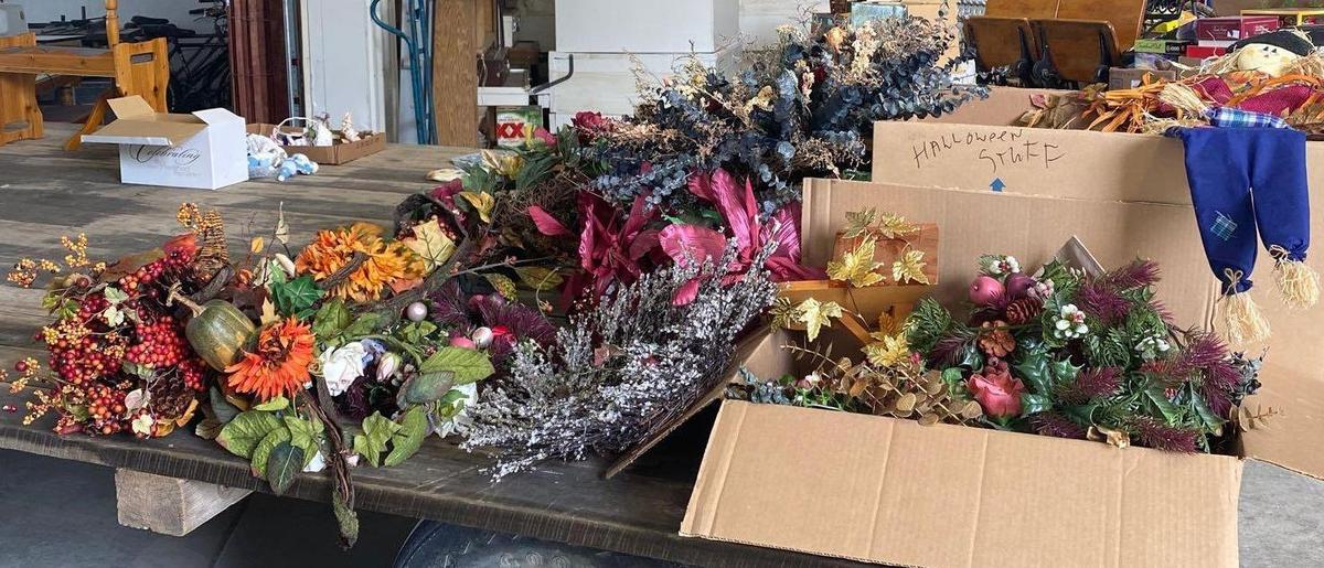 Lot of artificial flowers/wreaths