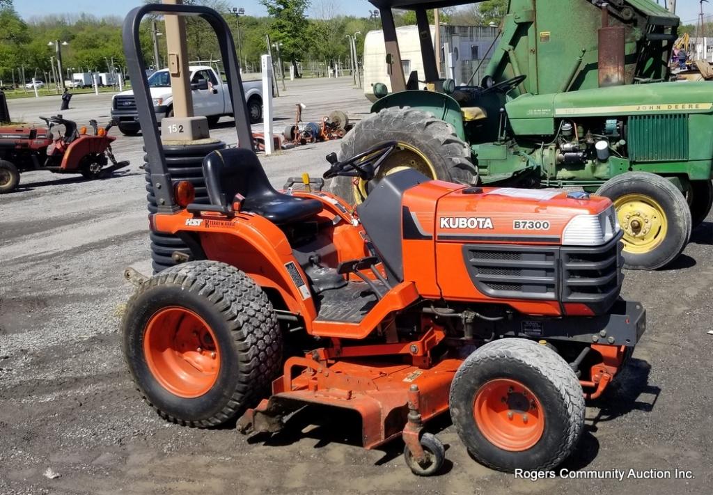 Kubota B7300 Tractor - 4x4, Diesel