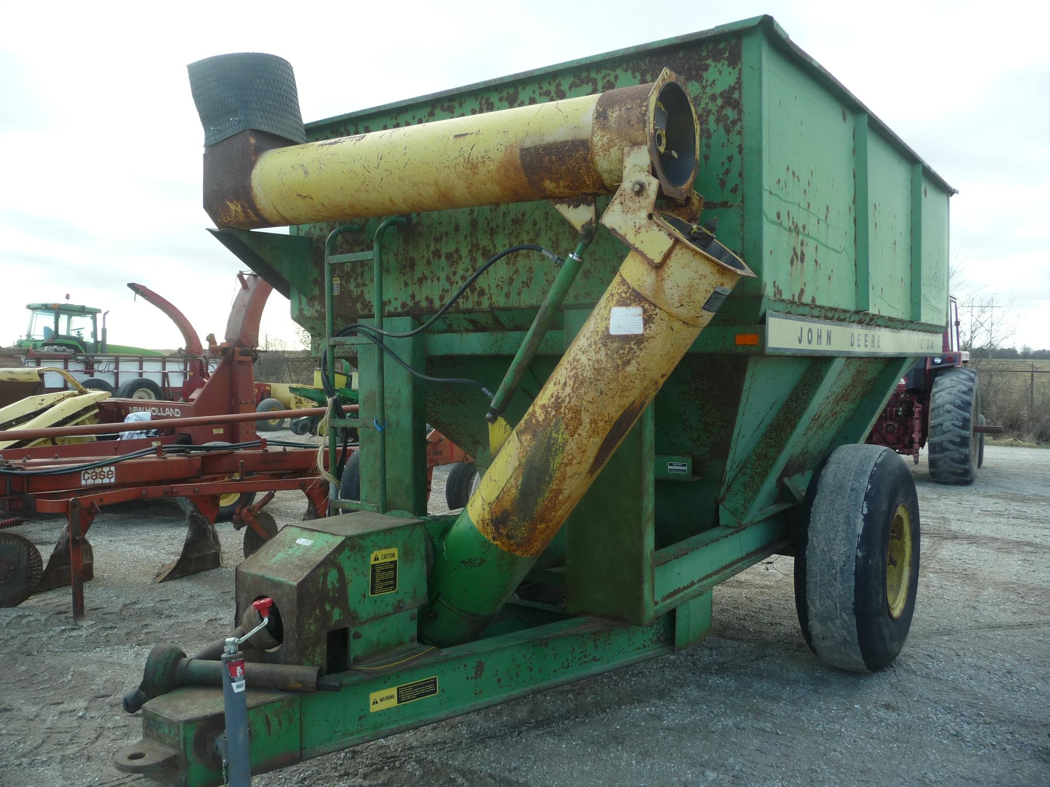 JD 1210A grain cart, "Needs Gear Box Attention!"