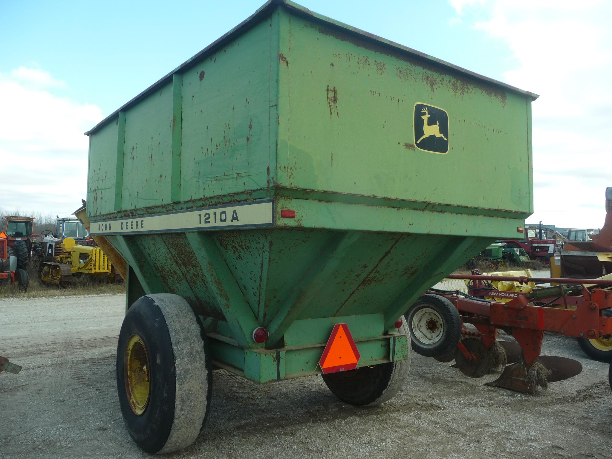 JD 1210A grain cart, "Needs Gear Box Attention!"