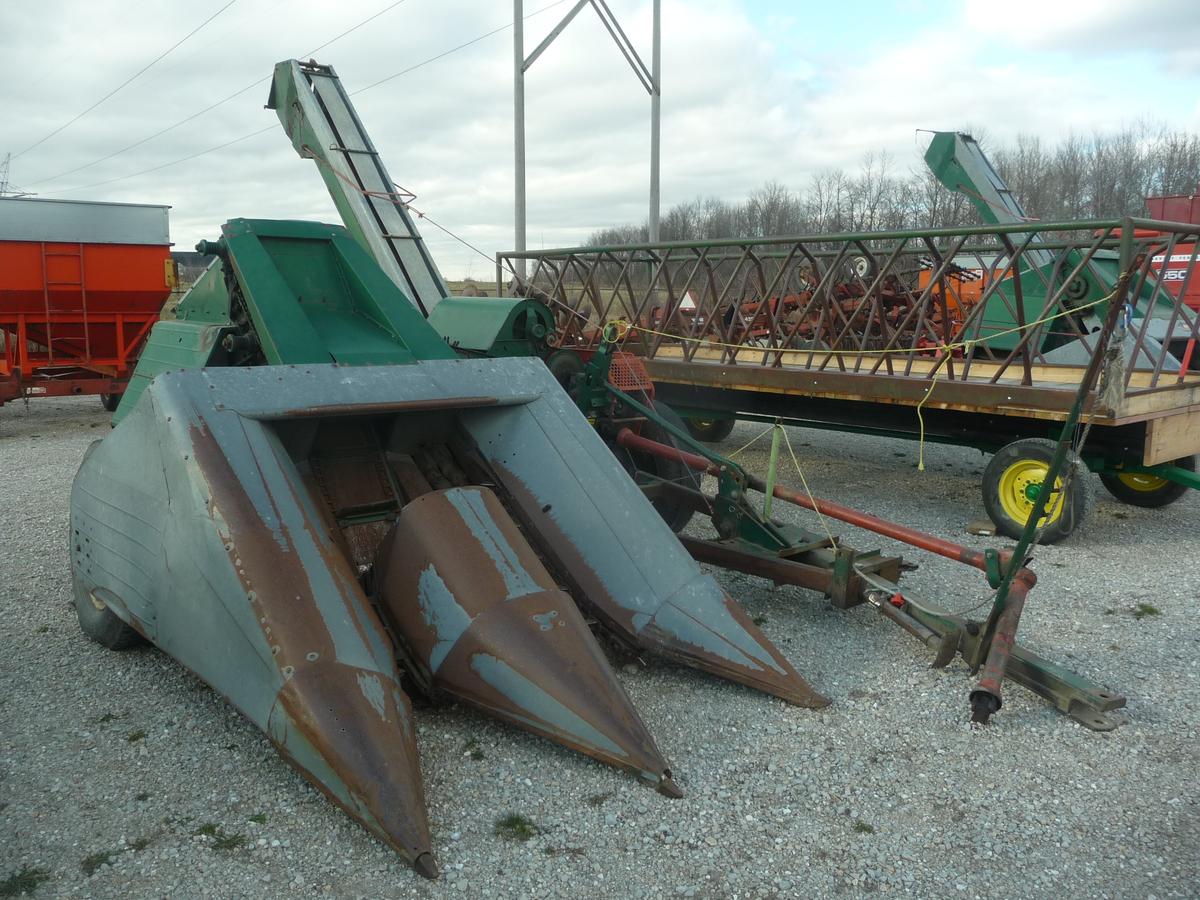 NI 325 2RNarrow corn picker w/327 (12) roll bed