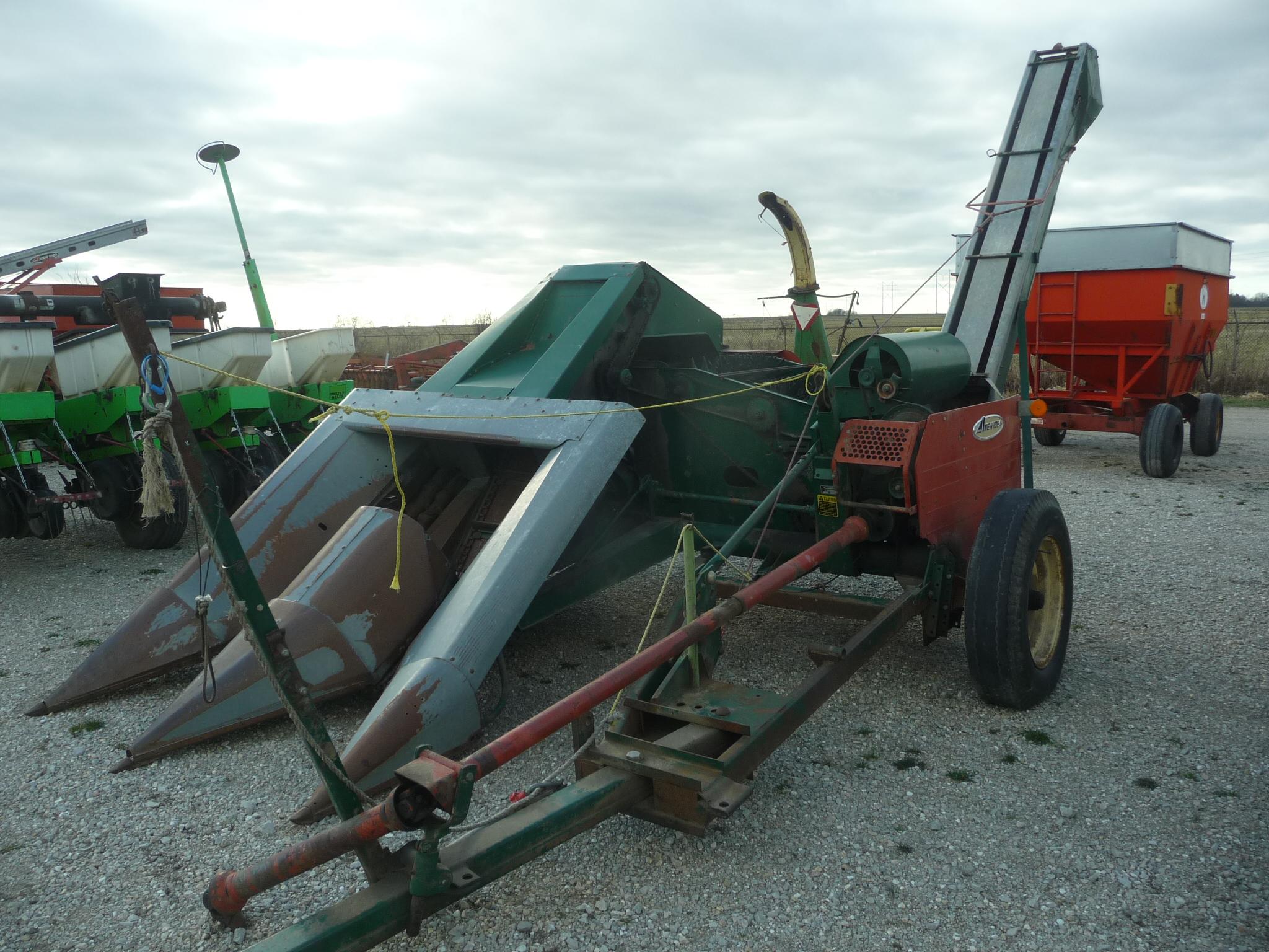 NI 325 2RNarrow corn picker w/327 (12) roll bed