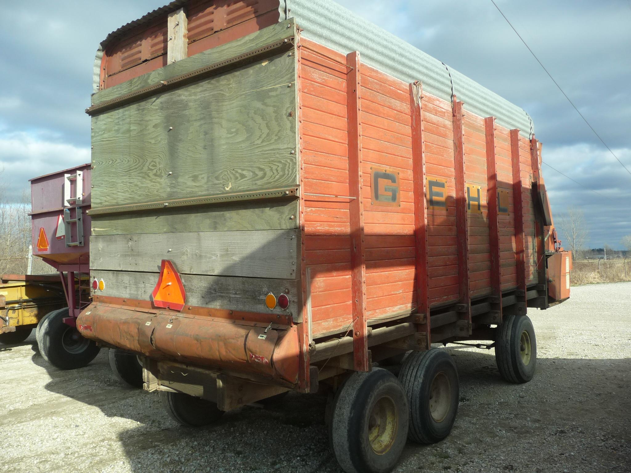 Gehl 940 16' SU wagon w/Gehl (12) Ton tandem gear