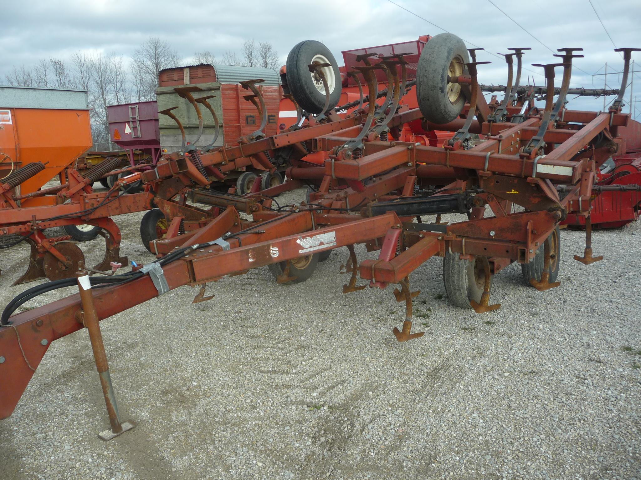 White 226 24' field cultivator, hyd flat fold, (3) bar coil tine harrow, wa