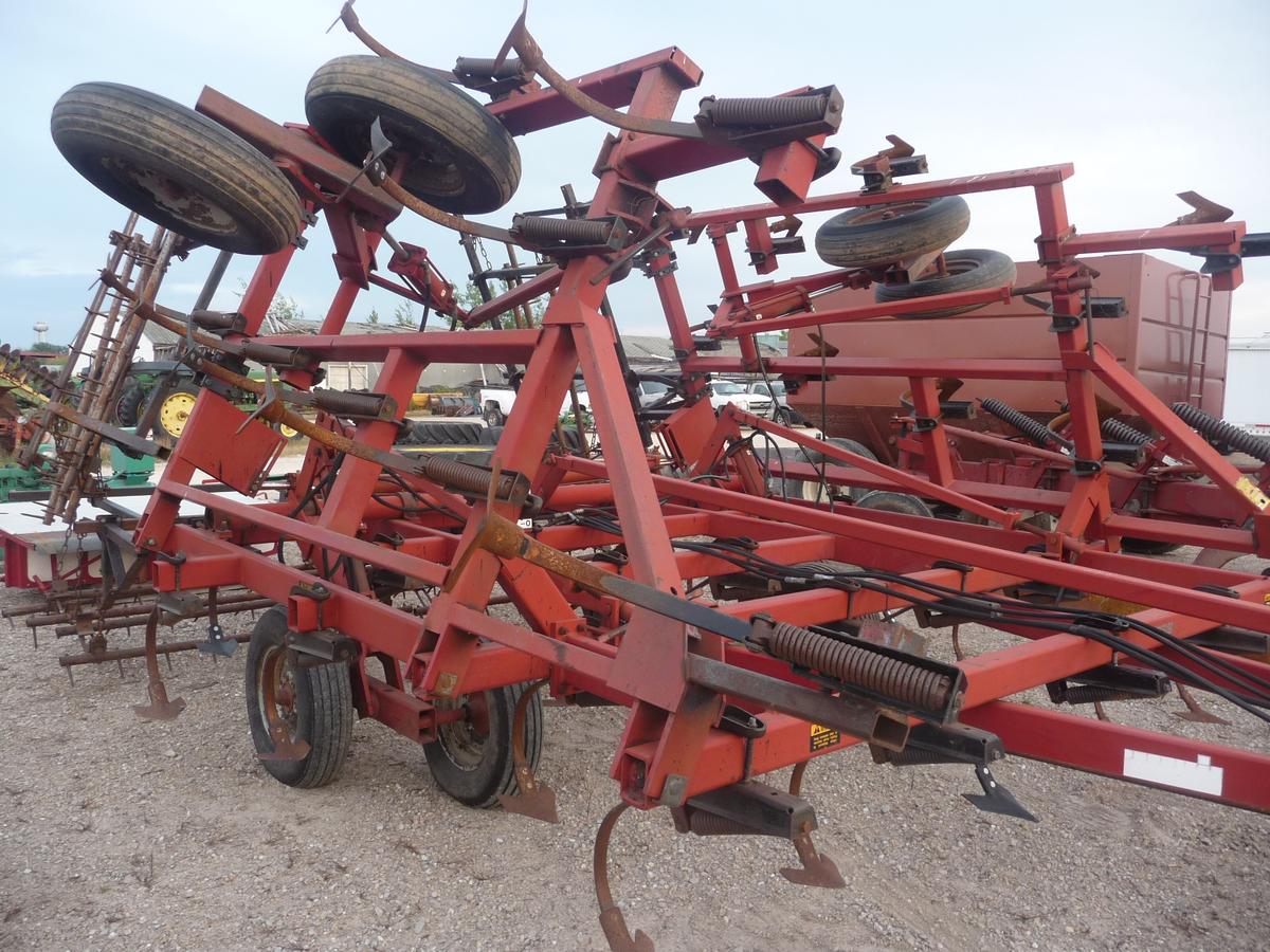 CIH 4800 field cultivator