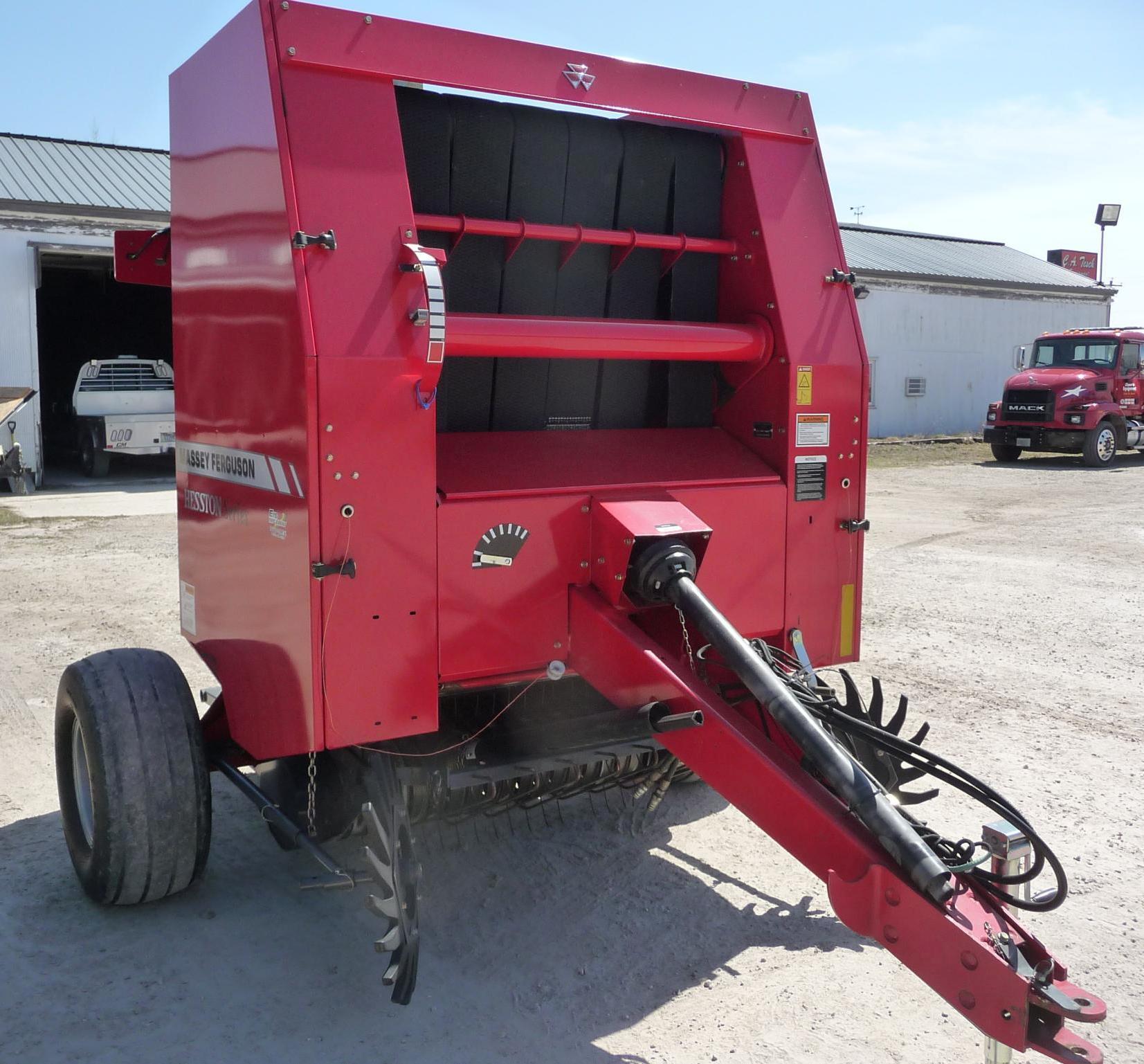 Massey Ferguson 1745 Round Baler