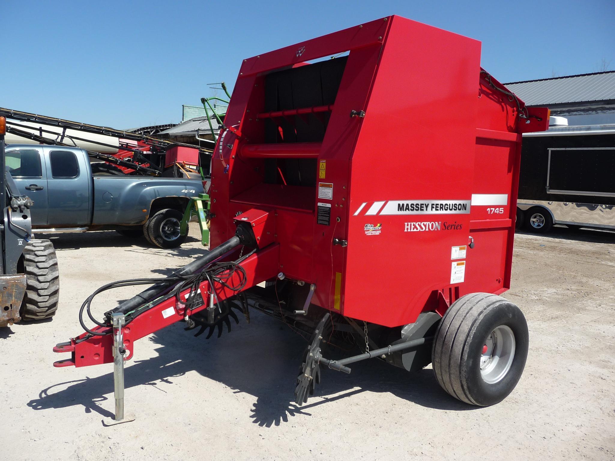 Massey Ferguson 1745 Round Baler