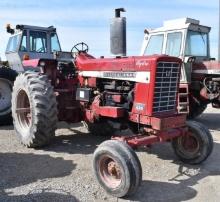 IH Farmall 826