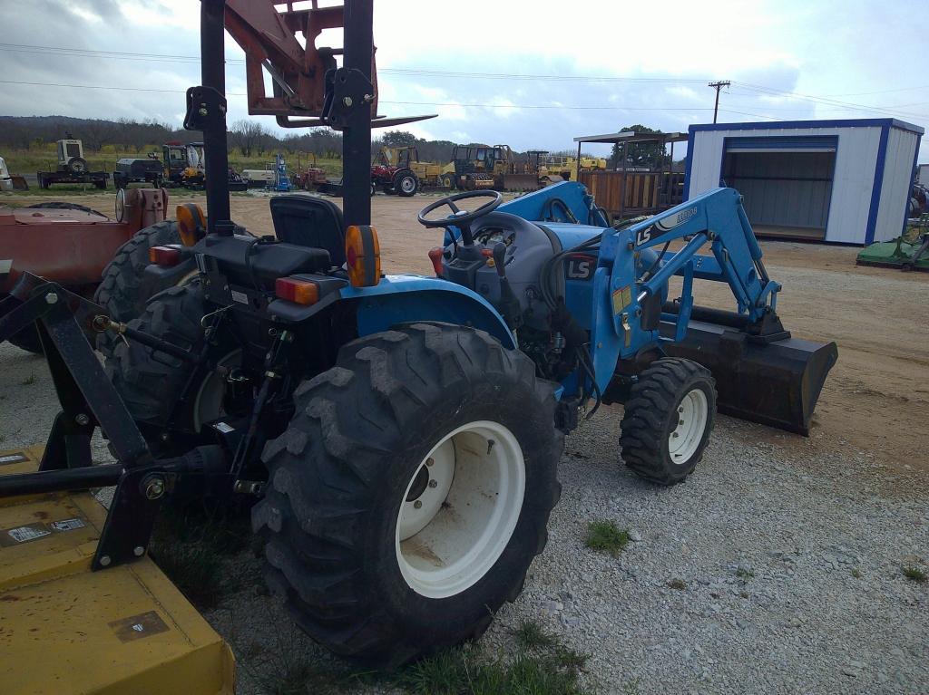 LS XG3032 FARM TRACTOR W/ LOADER & 5FT SHREDDER