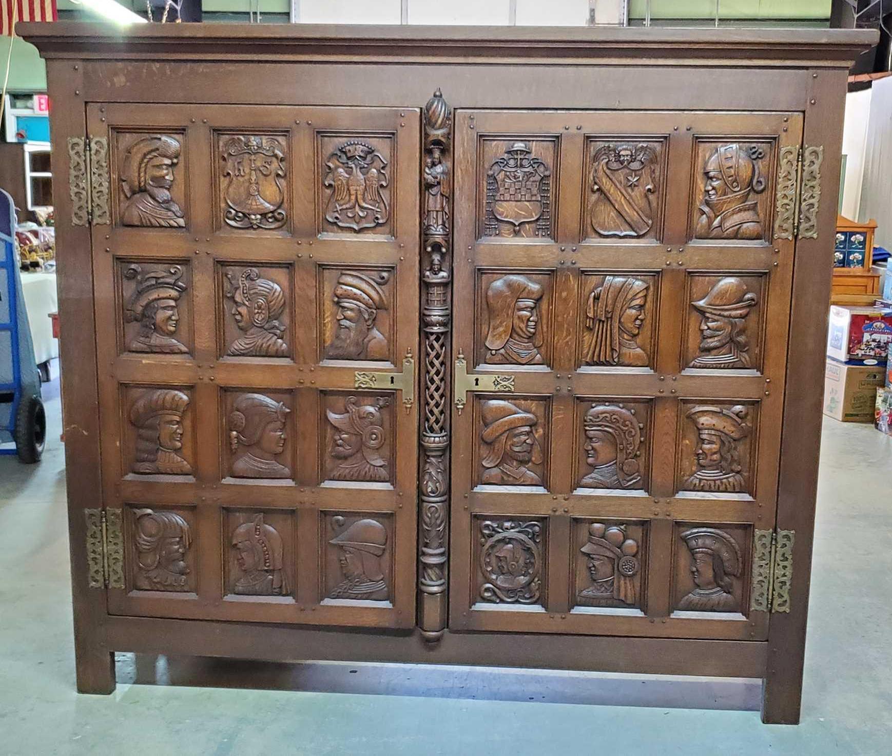 19th century Renaissance style French Oak Portrait Cabinet