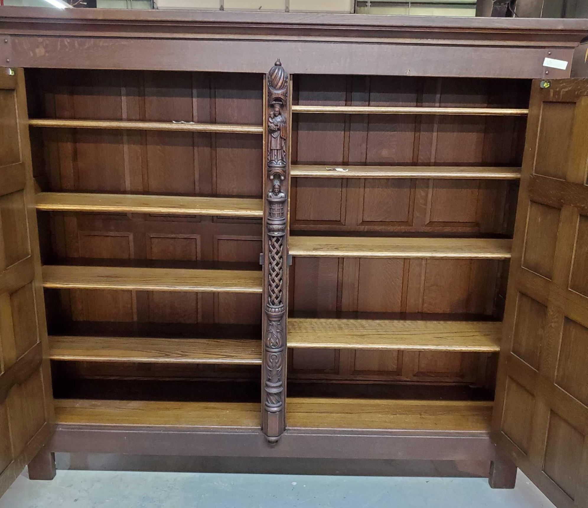 19th century Renaissance style French Oak Portrait Cabinet