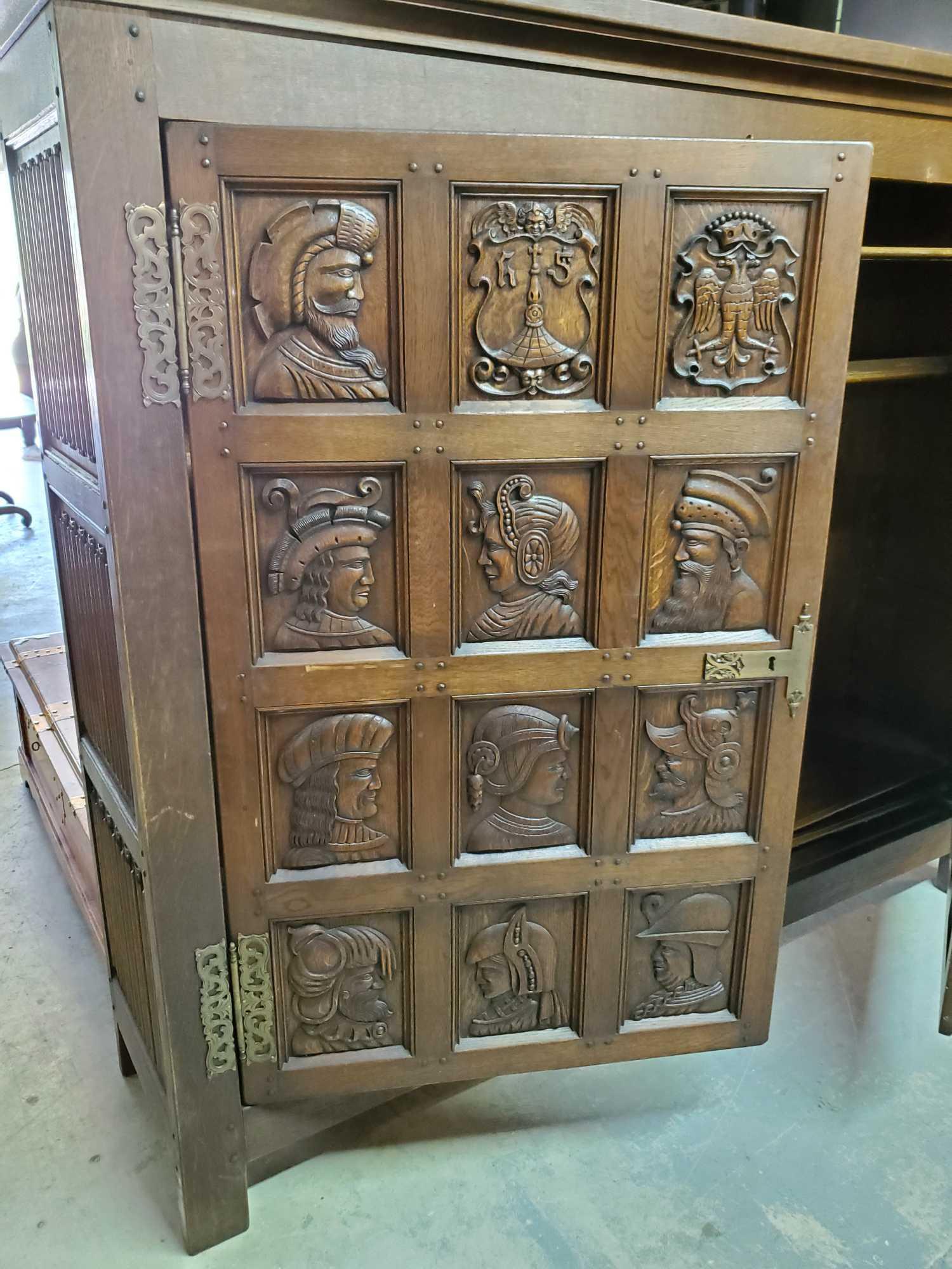 19th century Renaissance style French Oak Portrait Cabinet