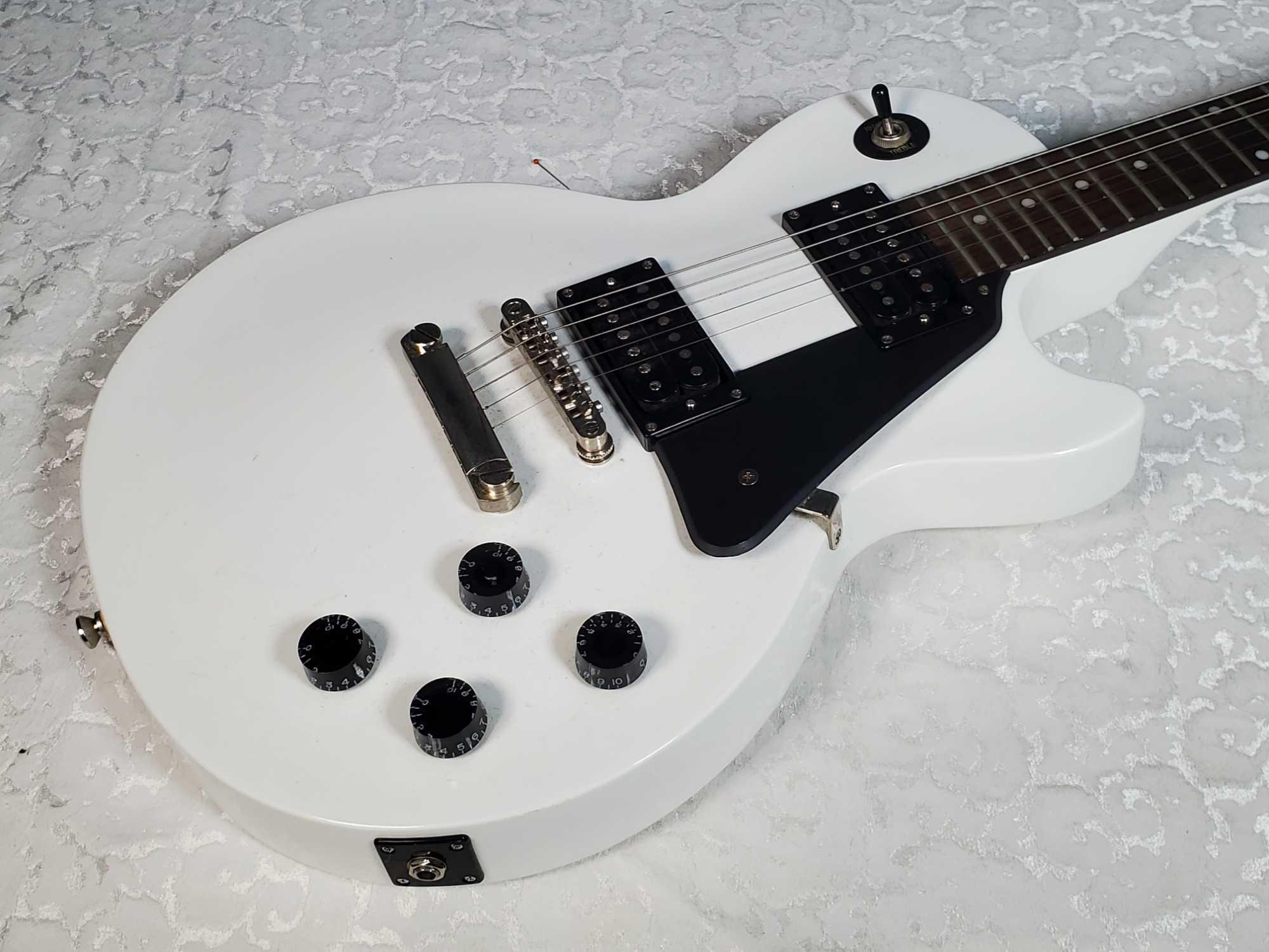 Epiphone Les Paul Model Studio Hard Body Alpine White, Fender Mustang LT25 Amp. & Stand