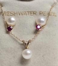 10k Gold Freshwater Pearl Necklace with Stud Earrings