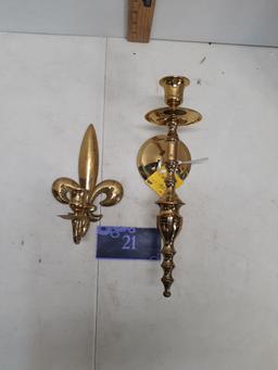 Two wall candle sconces in brass, one Fleur di Lis