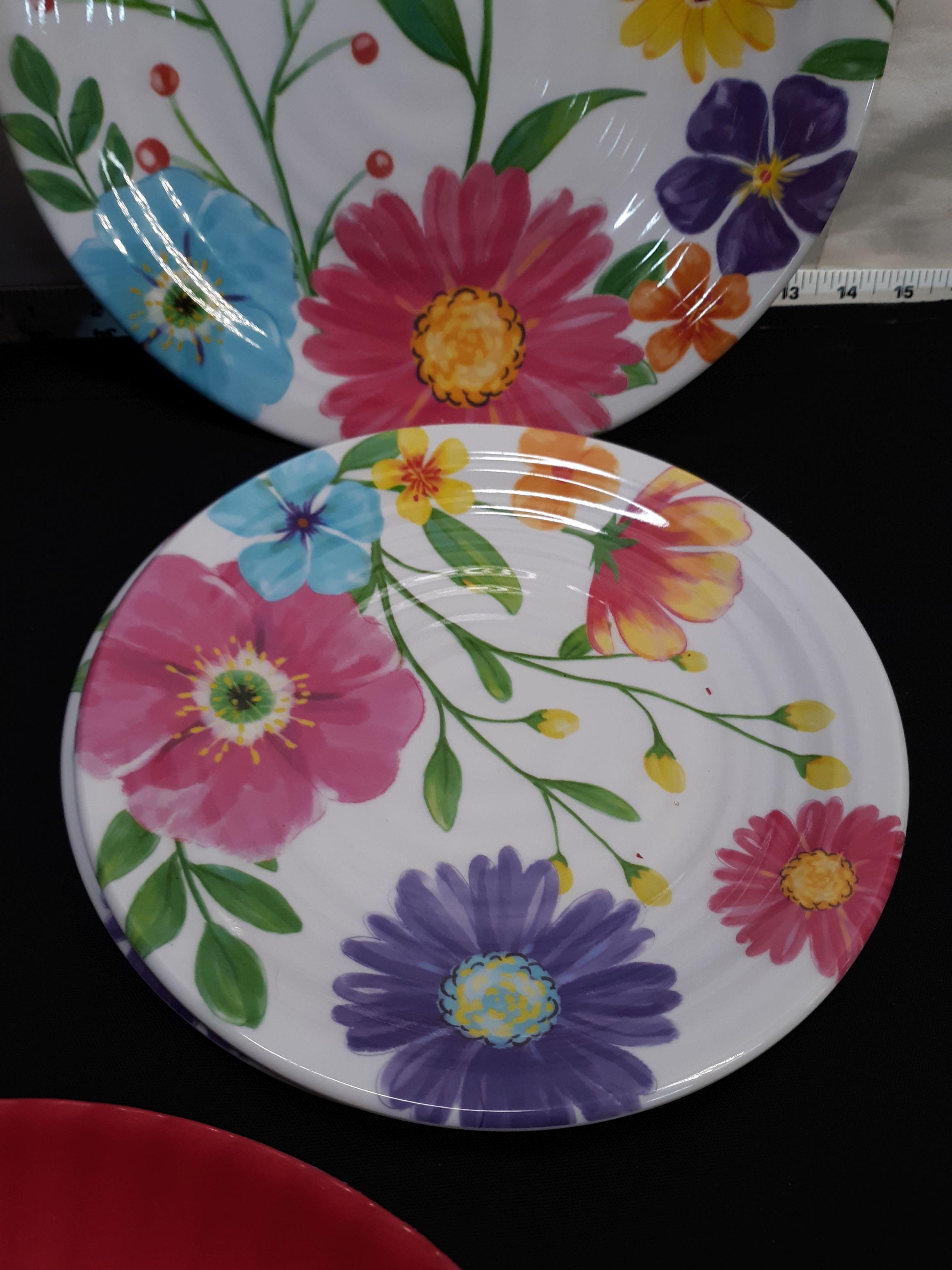 Plastic dinner plates, various patterns