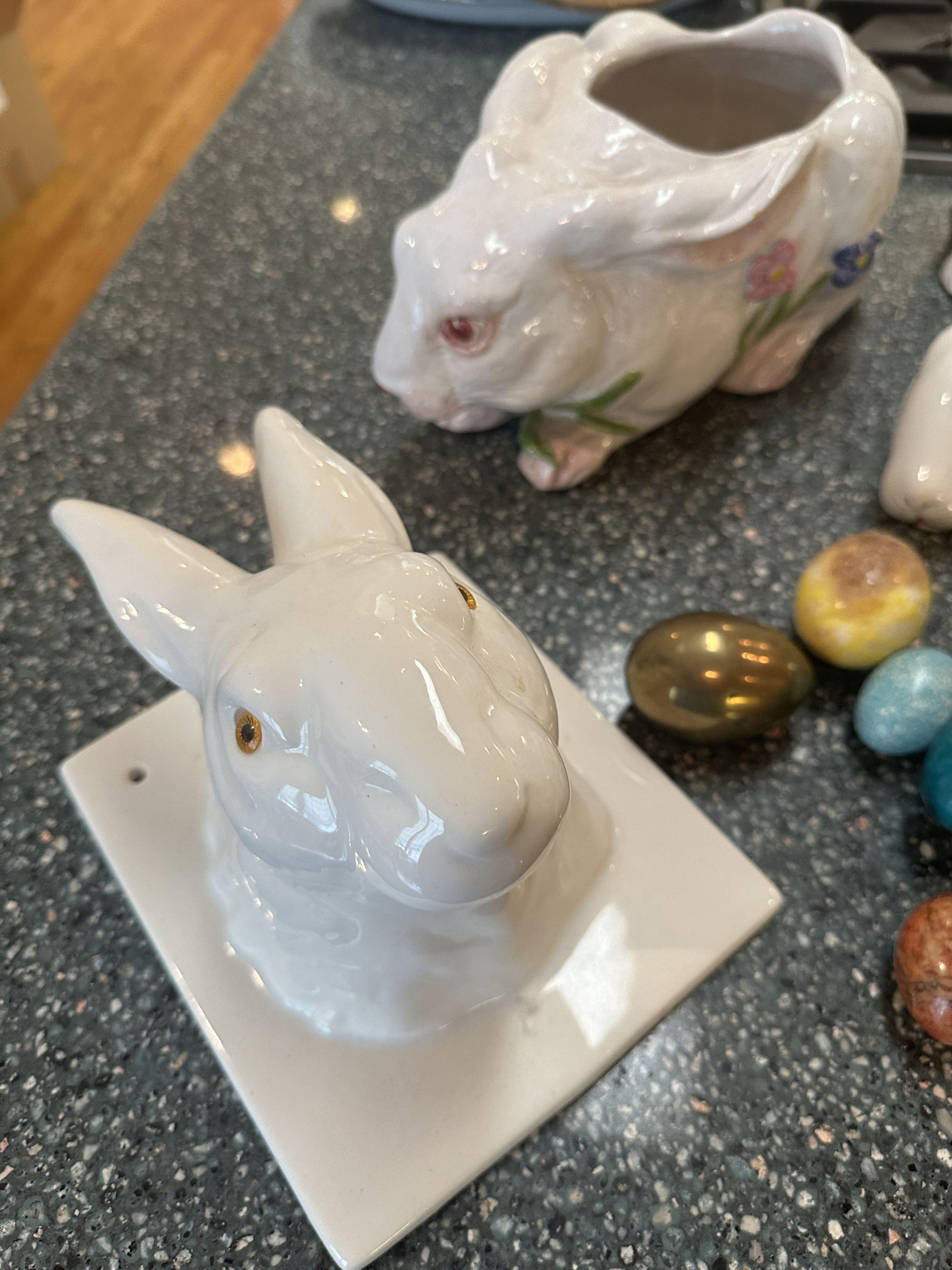 Box Lot/Rabbit Décor, Porcelain Pieces, Eggs, ETC