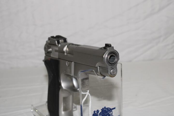 Smith & Wesson Mod 5906 9mm Stainless Pistol w/2 Mags