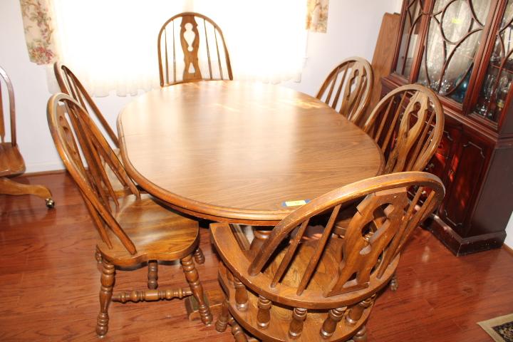 Oak Dining Table w/2 Leaves and 6 Chairs