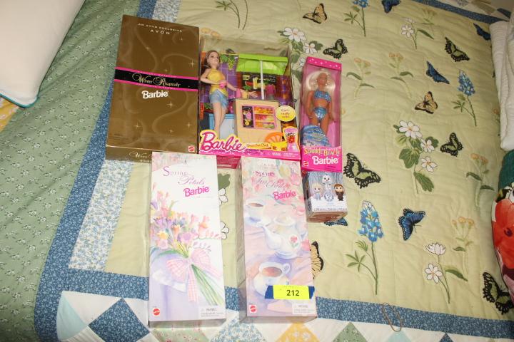 5 Barbie Dolls and 1 Frozen Figure